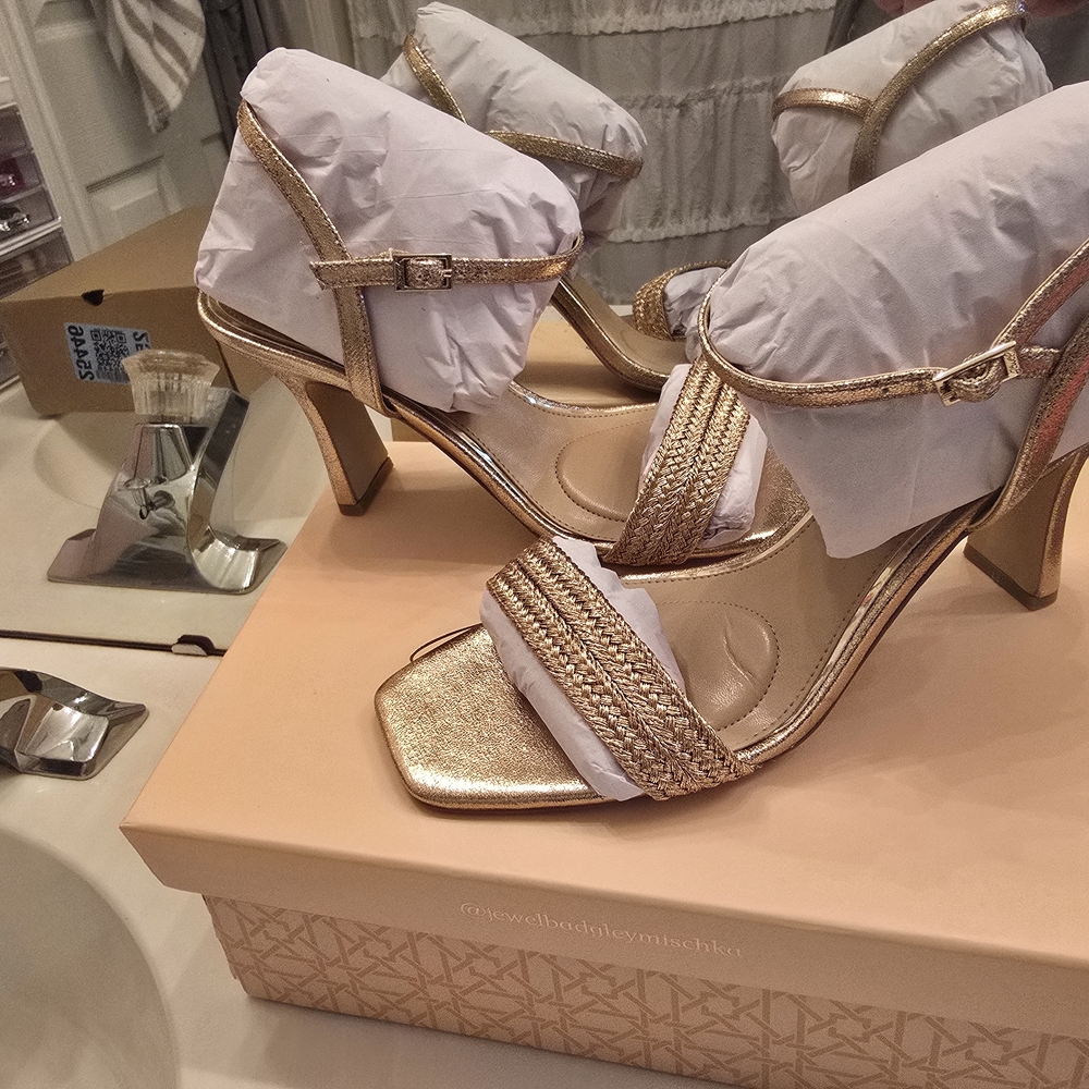 Badgley Mischka Gold Strappy Heels. New  Gorgeous Heel.